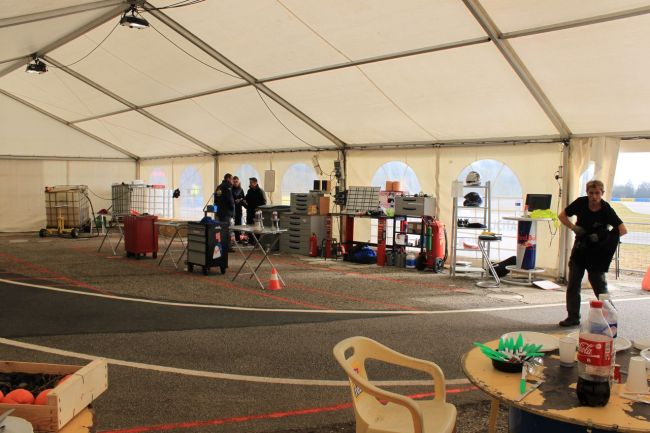 L'atelier mécanique des 24 heures de karting de Sotteville sous le Val 76